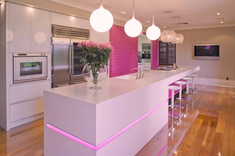 O rosa aparece no papel de parede e no led no balcão (Foto: Reprodução)